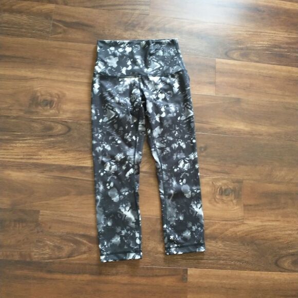 Tie dye lululemon wunder under size 6